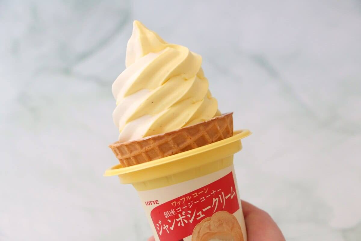 ファミマ「ワッフルコーンジャンボシュークリーム」