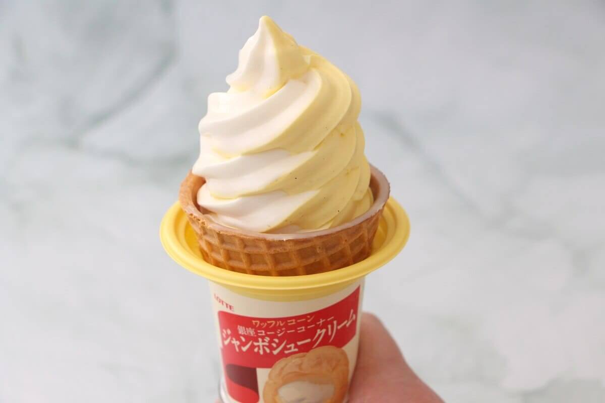 ファミマ「ワッフルコーンジャンボシュークリーム」