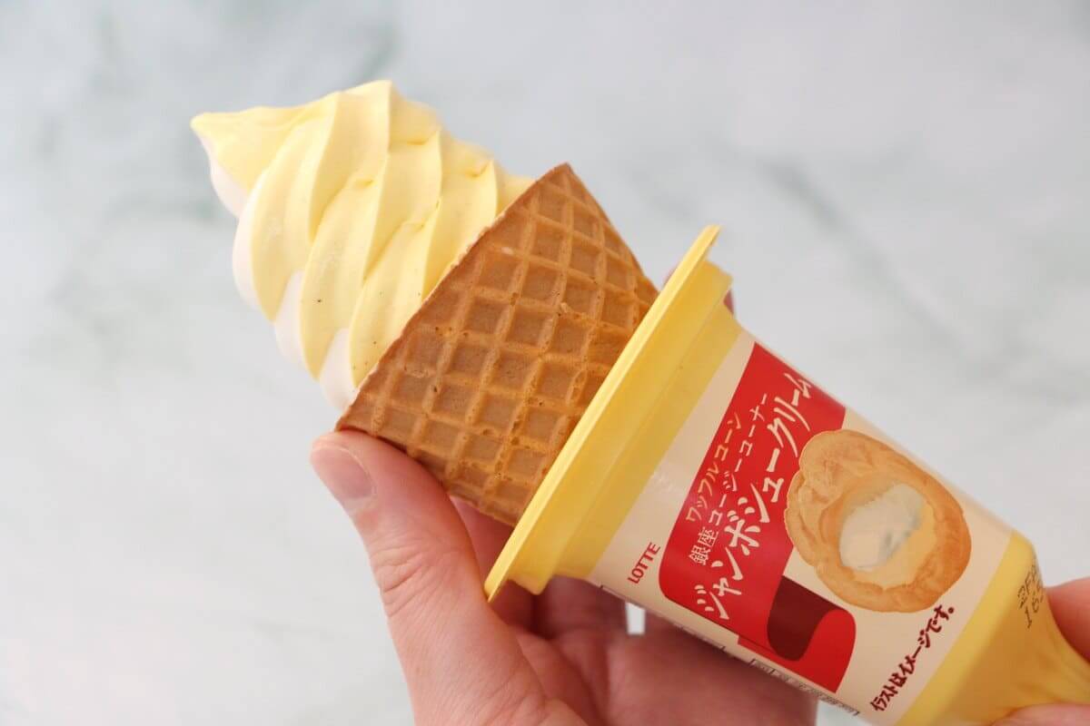 ファミマ「ワッフルコーンジャンボシュークリーム」