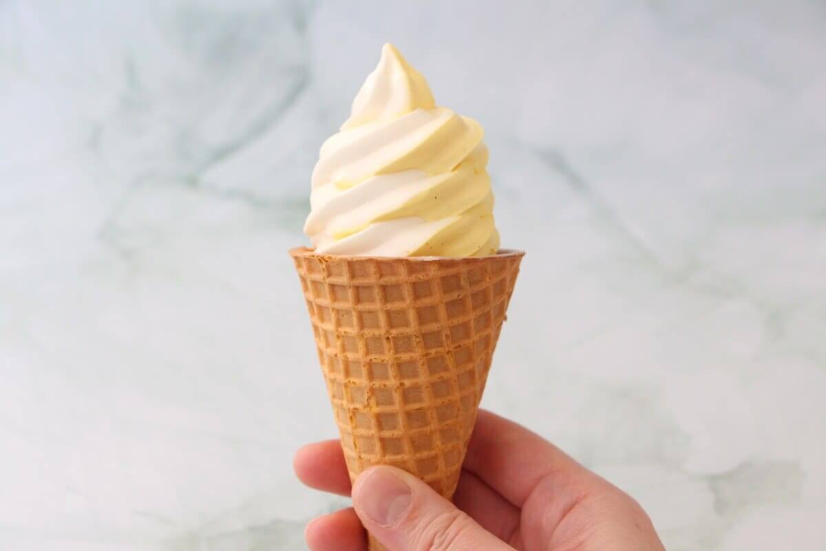 ファミマ「ワッフルコーンジャンボシュークリーム」