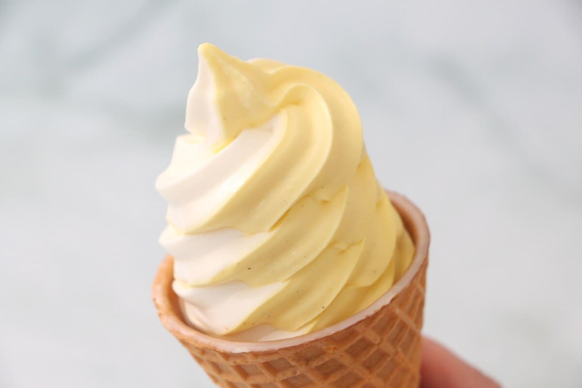 ファミマ「ワッフルコーンジャンボシュークリーム」