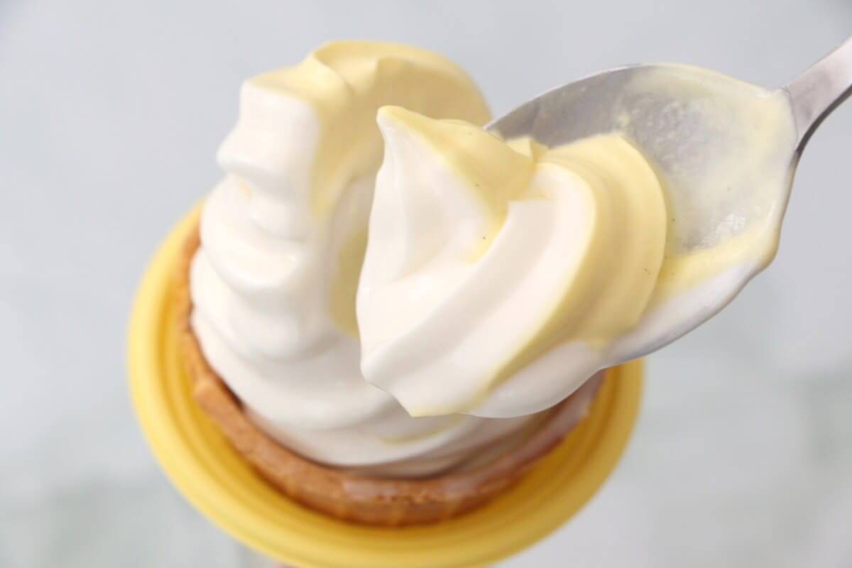 ファミマ「ワッフルコーンジャンボシュークリーム」