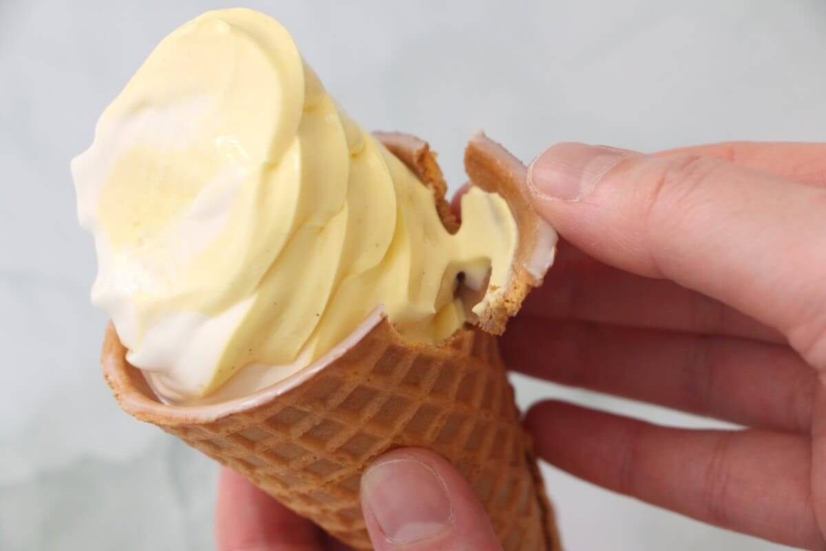 ファミマ「ワッフルコーンジャンボシュークリーム」