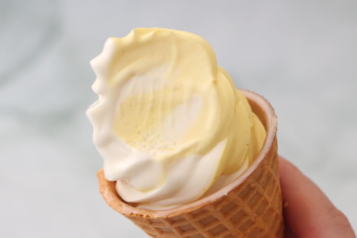 ファミマ「ワッフルコーンジャンボシュークリーム」