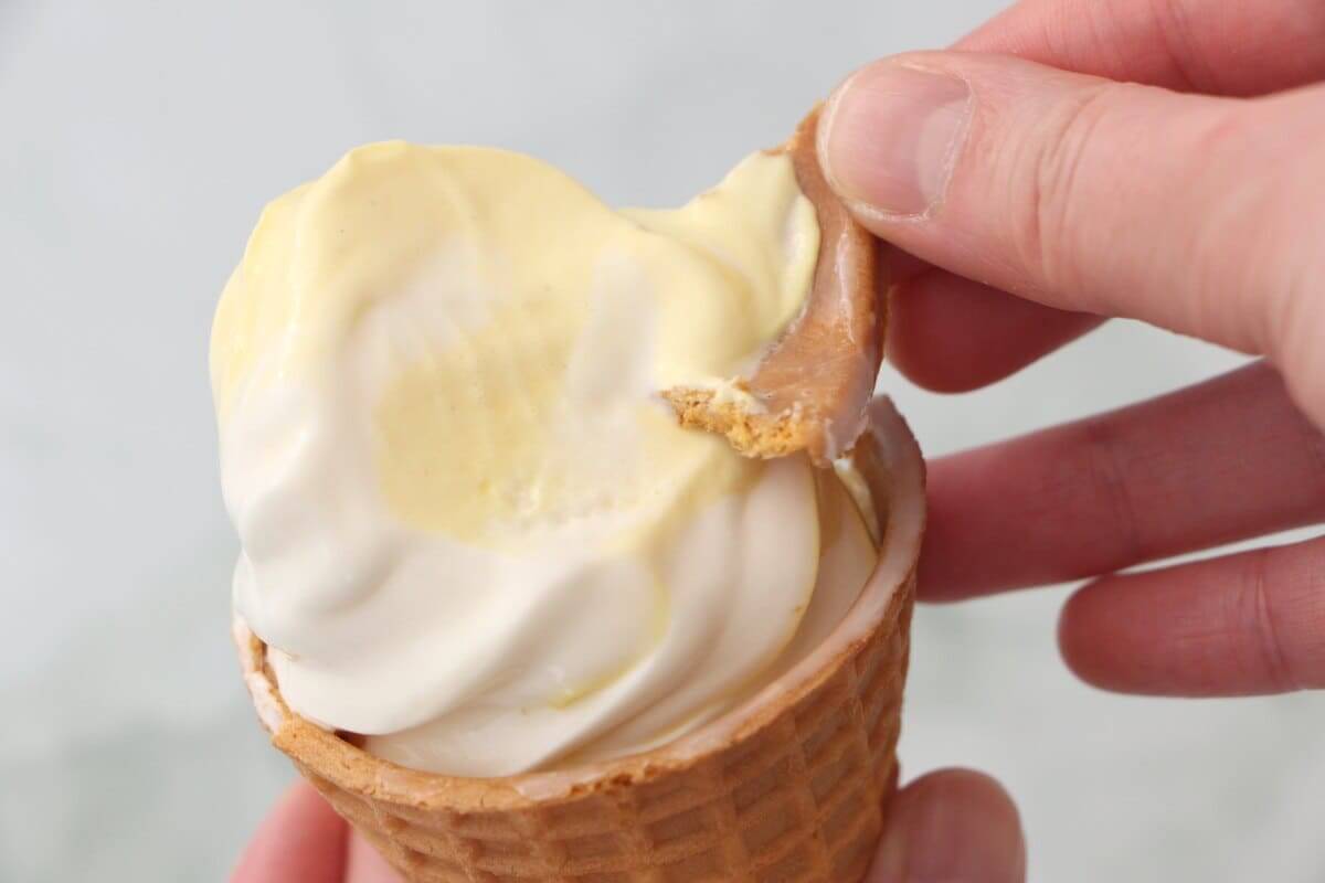 ファミマ「ワッフルコーンジャンボシュークリーム」