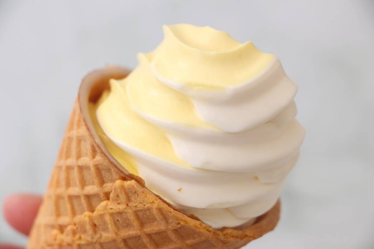 ファミマ「ワッフルコーンジャンボシュークリーム」