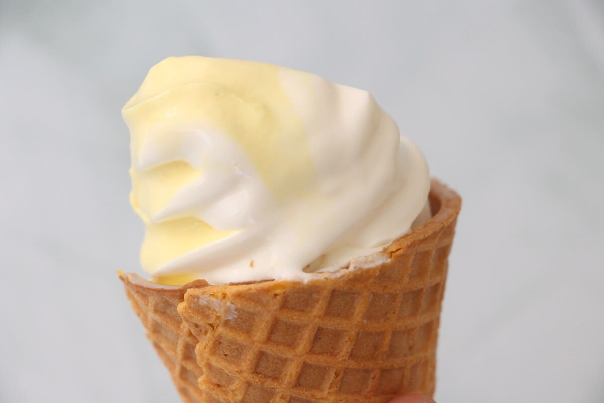 ファミマ「ワッフルコーンジャンボシュークリーム」