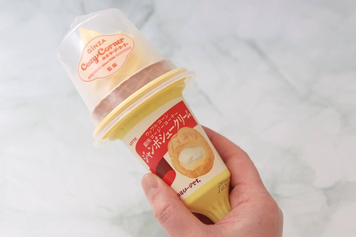 ファミマ「ワッフルコーンジャンボシュークリーム」