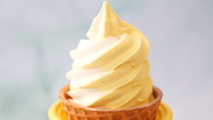 ファミマ「ワッフルコーンジャンボシュークリーム」