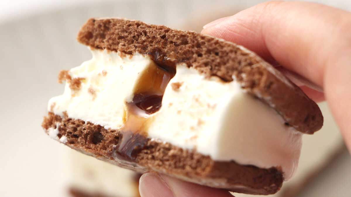 ファミマ「森永製菓 ティラミスケーキサンドアイス」