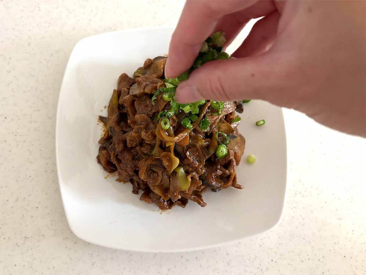 笠原将弘さん「牛肉となすのみそ炒め」