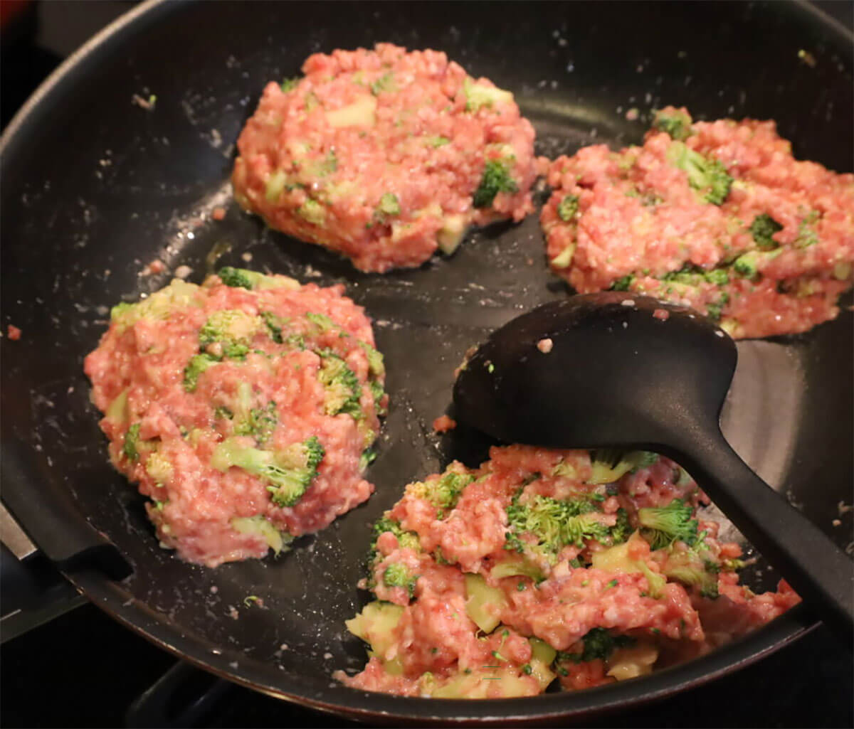 若菜まりえさん「ほくほくブロッコリーの栄養たっぷりハンバーグ」のレシピ