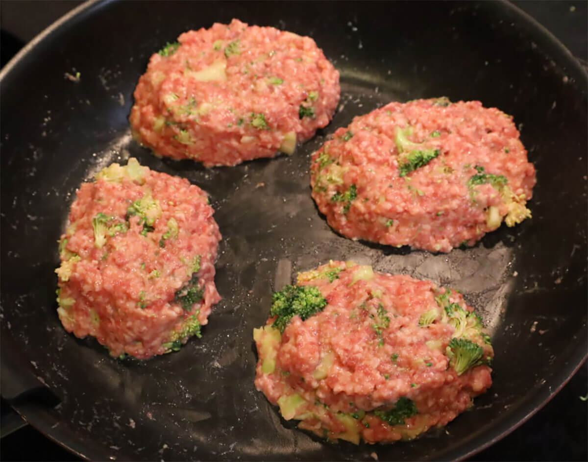 若菜まりえさん「ほくほくブロッコリーの栄養たっぷりハンバーグ」のレシピ