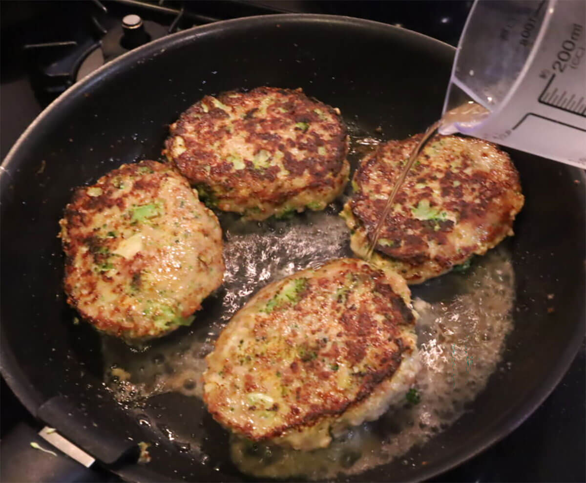 若菜まりえさん「ほくほくブロッコリーの栄養たっぷりハンバーグ」のレシピ