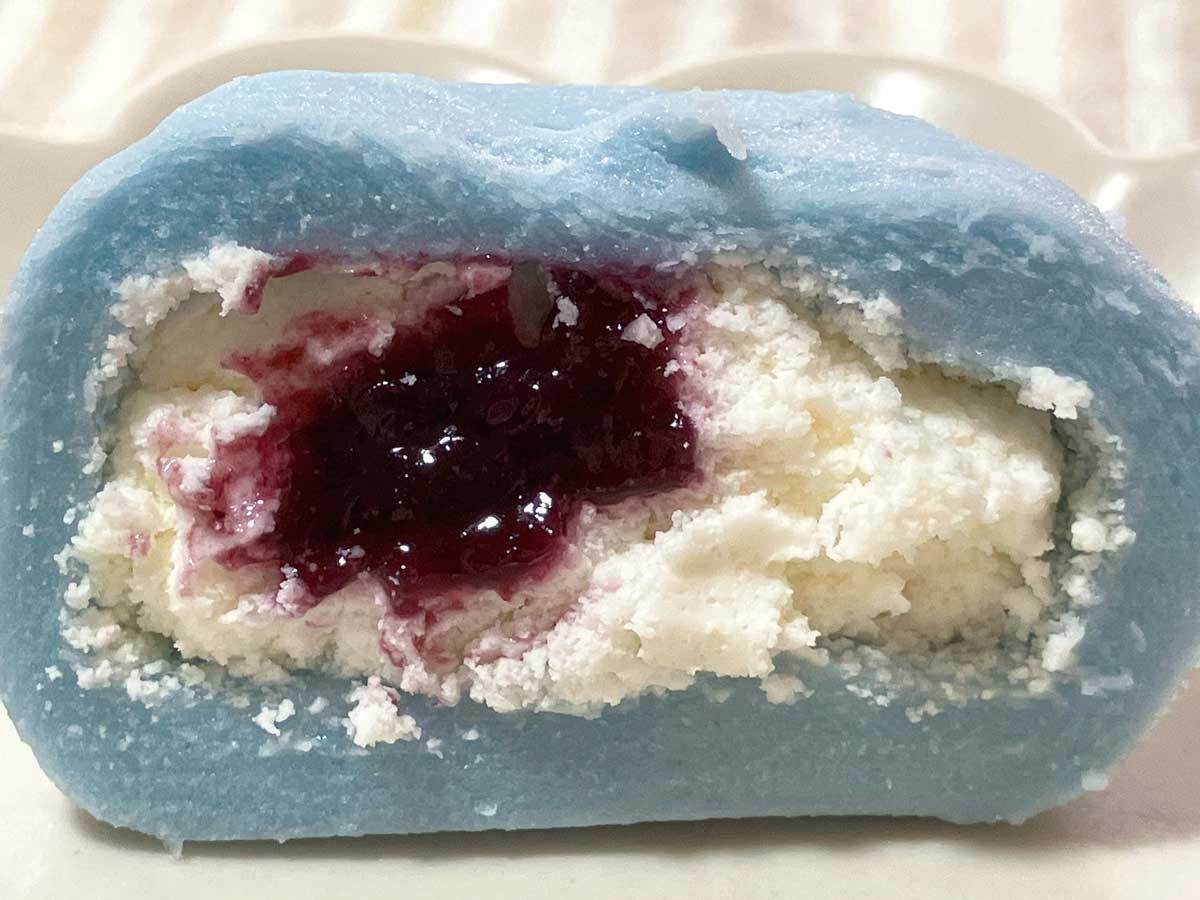 HJOxOinbEAAzHt6_2 Gourmet Biz-グルメビズ- セブンイレブン「スンスンのふわあっ♪食感のマシュマロ大福 ブルーベリー」