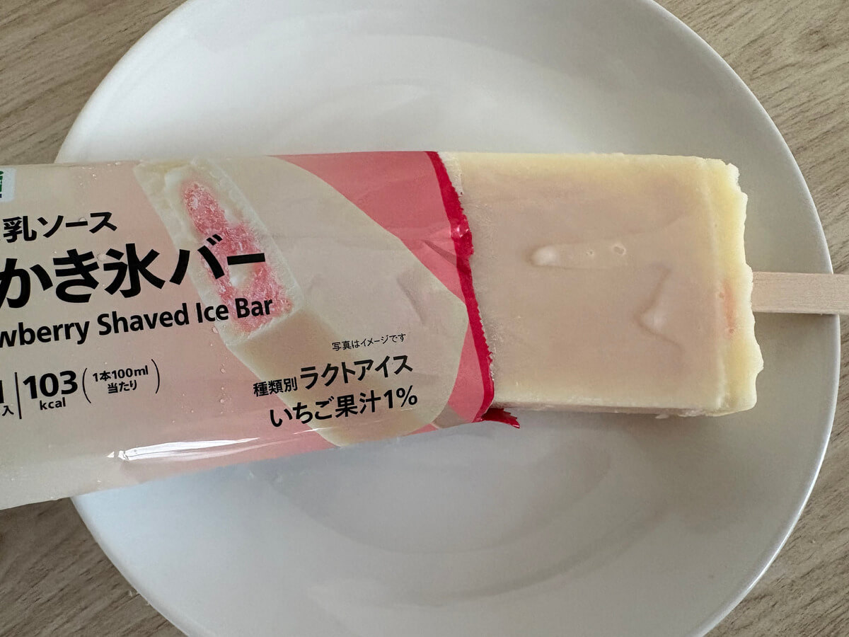 セブンイレブン「7プレミアム たっぷり練乳ソース 練乳いちごかき氷バー」