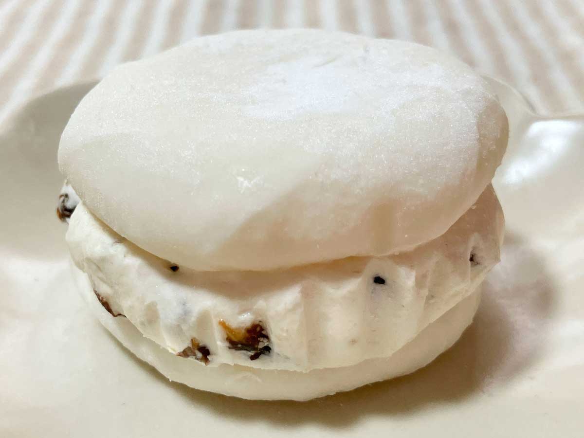 HKCSqY8aUAAP7lU_2 Gourmet Biz-グルメビズ- カルディの「おもちクリームサンド ラムレーズンバター」
