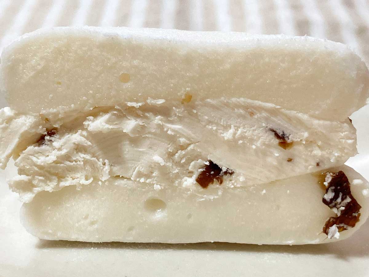 HKCSqZKaoAAdyPS_2 Gourmet Biz-グルメビズ- カルディの「おもちクリームサンド ラムレーズンバター」