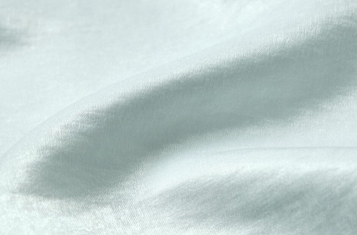 GU　サテンキャミソール