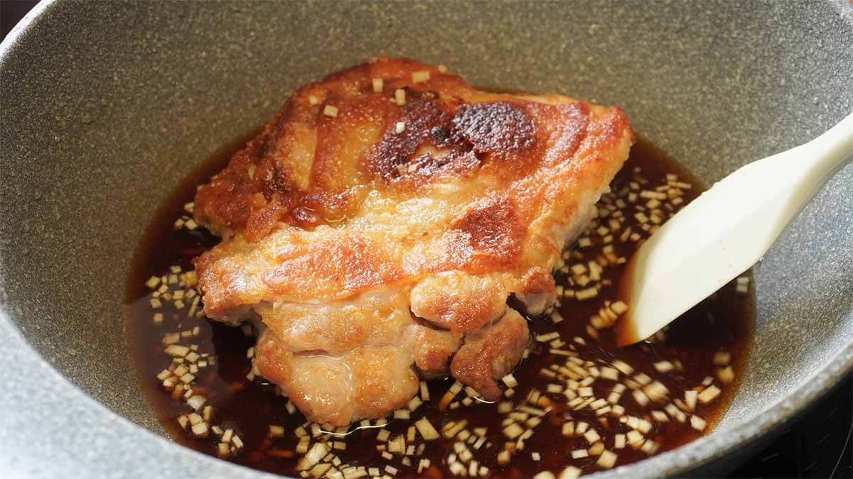 笠原将弘さん「鶏もも肉のにんにく照り焼き」