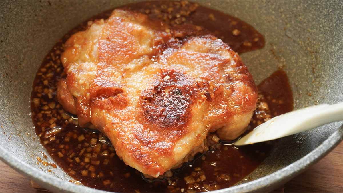 笠原将弘さん「鶏もも肉のにんにく照り焼き」