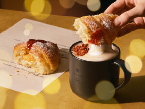 26102711 Gourmet Biz-グルメビズ- スターバックス リザーブ® カフェ、2種のベリーで華やぐ『コルネッティ ストロベリー&ラズベリー』発売