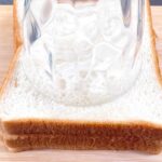 コップでサンドイッチを丸くくり抜くライフハック
